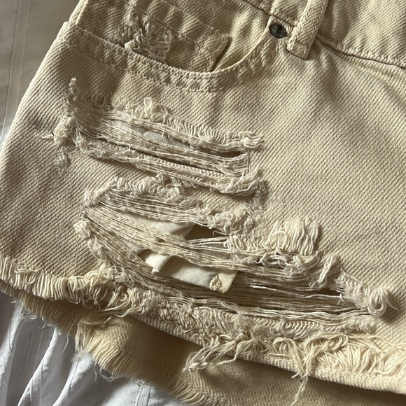 LOW WAISTED RIPPED JEAN SHORTS - Picture 2 of 3